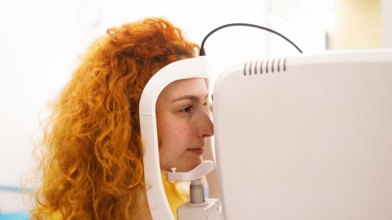 Monitoring progress and adjusting treatment plan for blepharitis